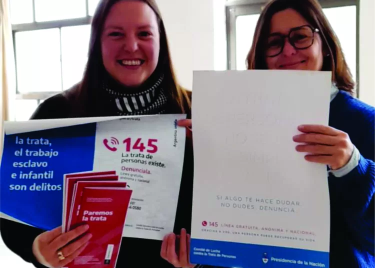 Entrega de material de difusión sobre línea 145 en Orense