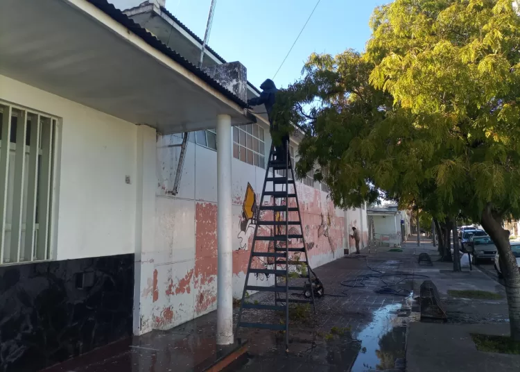 Comienza la renovación de la Escuela Nº 15 con el hidrolavado de paredes exteriores