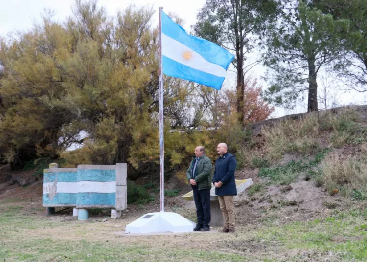 Autoridades presentes en el Paraje Puente Viejo para la ceremonia del Dia de la Bandera