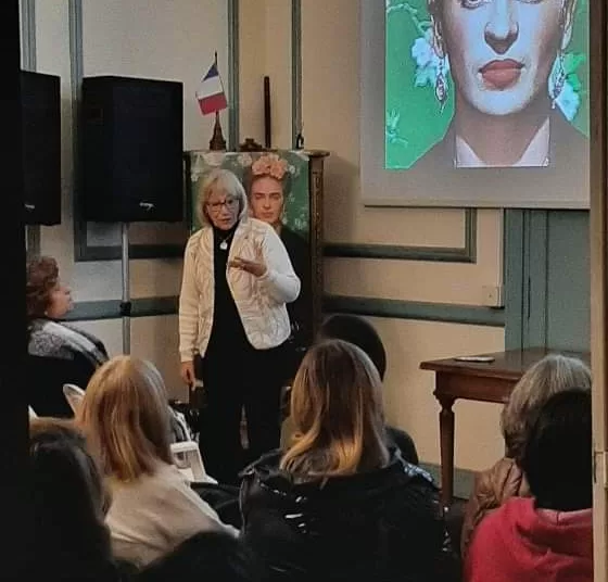 Con donaciones para la Biblioteca Meister, disertaron sobre Frida Khalo en la Sociedad Francesa