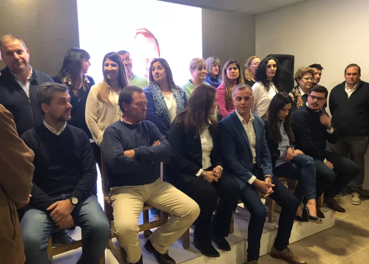 Con un llamado a repotenciar la gestión y la visita de Sánchez, el espacio Renovación presentó a Werner Nickel y sus precandidatos