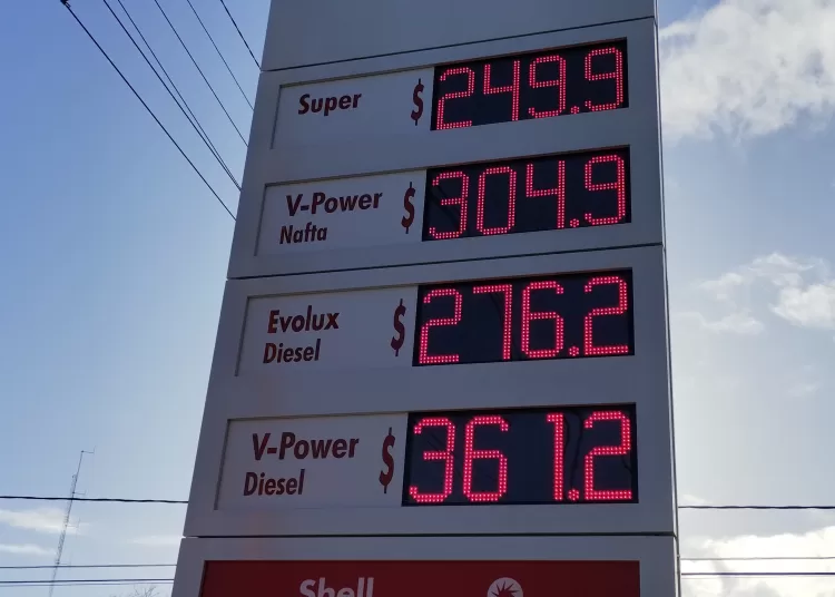 Los combustibles subieron $14 promedio y el litro alcanza los $250