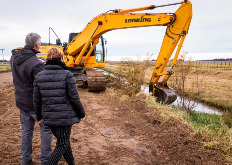 Avances en la limpieza del canal camino de Hueso Clavado en Orense
