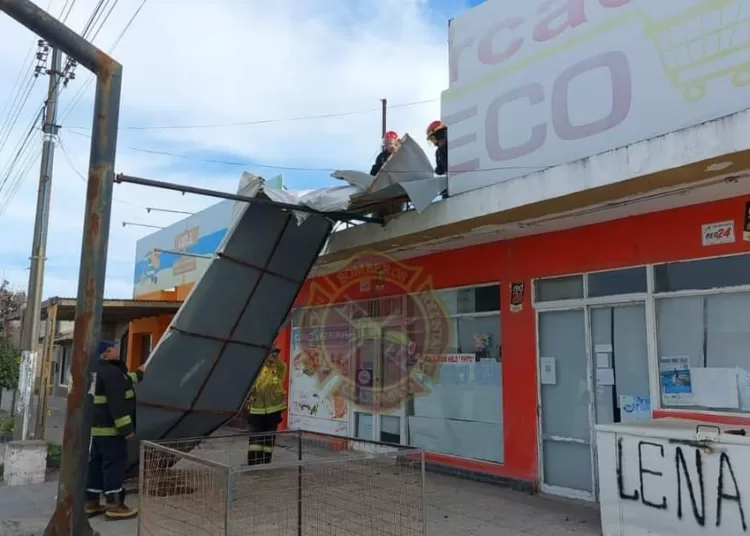 Claromecó: por el fuerte viento, debieron bajar un cartel comercial