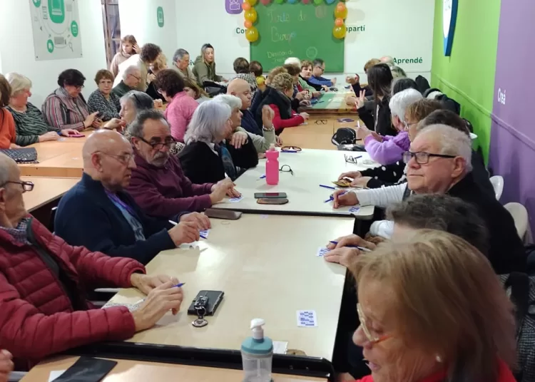 Juegos, risas y solidaridad: Un intercambio generacional exitoso