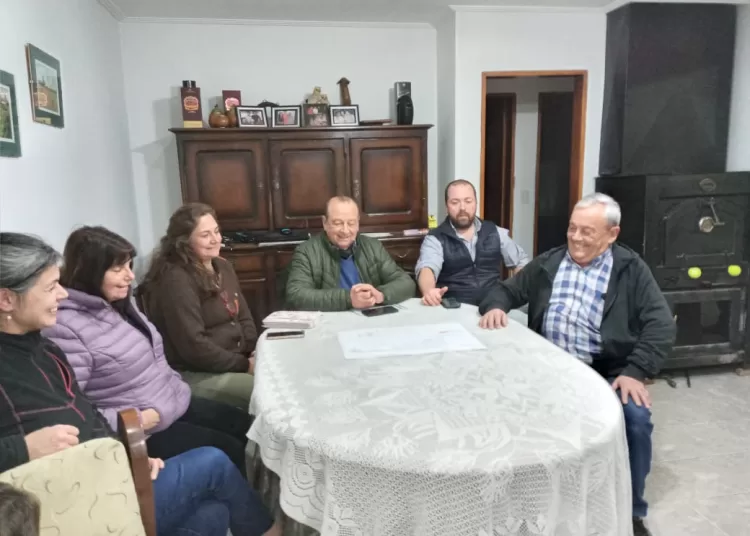 Intendente y funcionarios explican detalles del proyecto de pavimentación a residentes del Barrio Celta