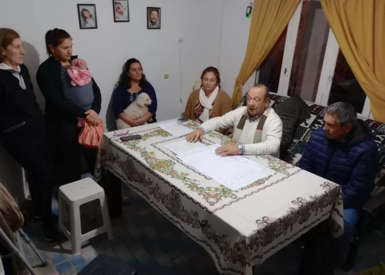 Gobierno municipal detalla plan de pavimento en reunión con vecinos de Los Aromos