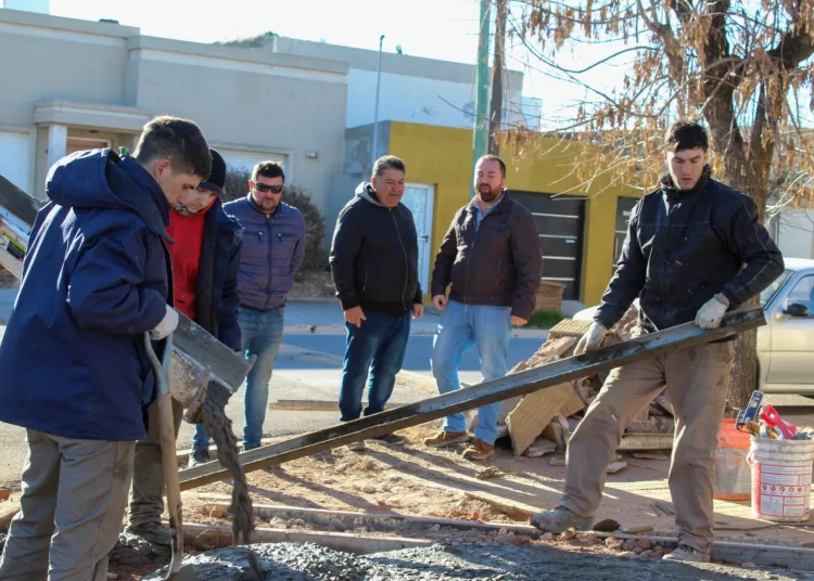 Supervisan avances en reparaciones de veredas y medidores de agua