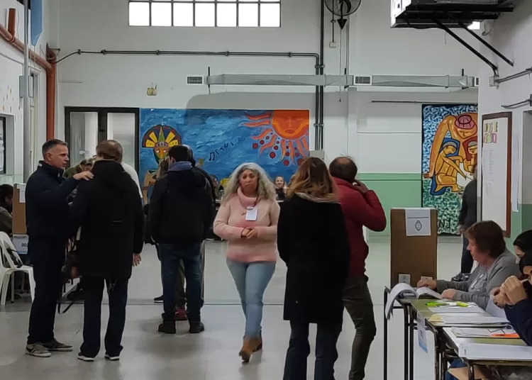 Con demoras por retraso y ausencia de autoridades de mesa, abrió la votación