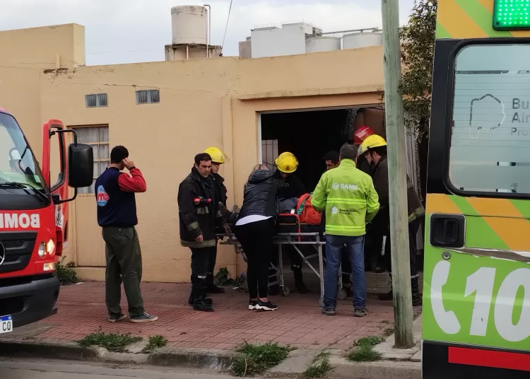 Un operario cayó de un techo y debieron trasladarlo en ambulancia