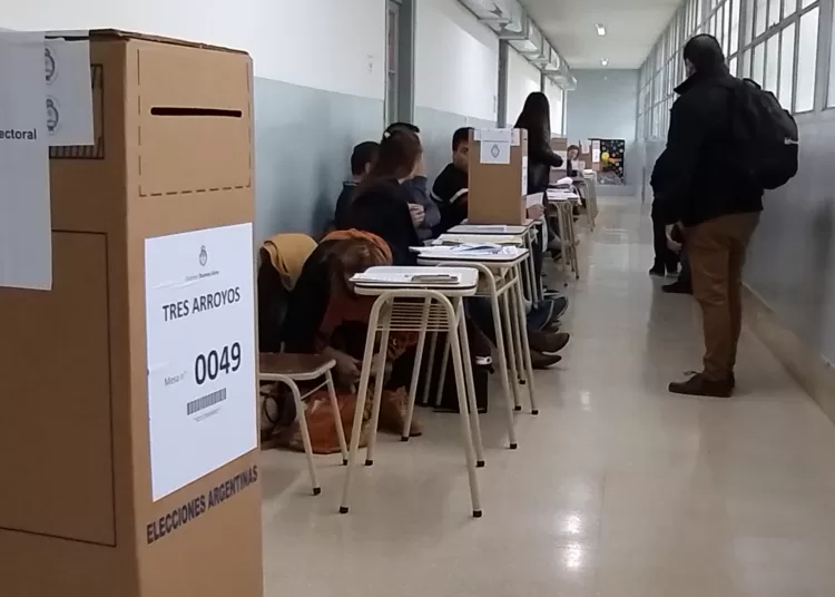Con demoras por retraso y ausencia de autoridades de mesa, abrió la votación