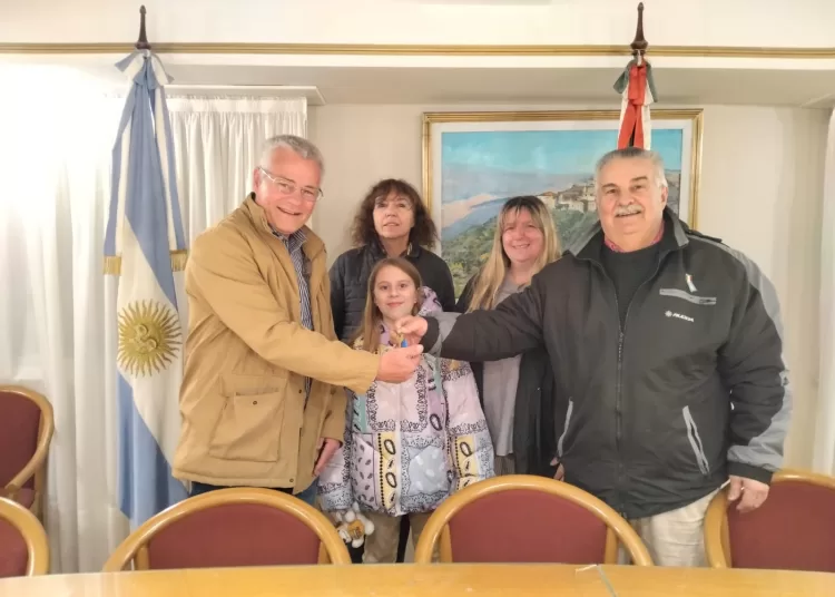 Entregaron el departamento y cinco premios en dinero de la campaña de socios de la Sociedad Italiana