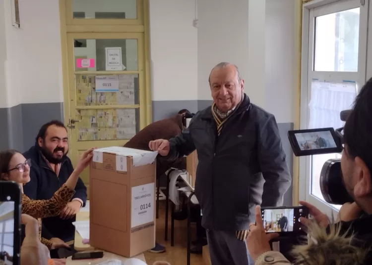 Votó Sánchez y pidió concurrir a sufragar: «es una obligación y una responsabilidad, después no sirve protestar y enojarse»