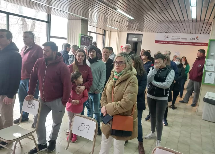 Lentamente, las mesas de votación comenzaron a poblarse y se vieron colas