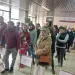 Lentamente, las mesas de votación comenzaron a poblarse y se vieron colas