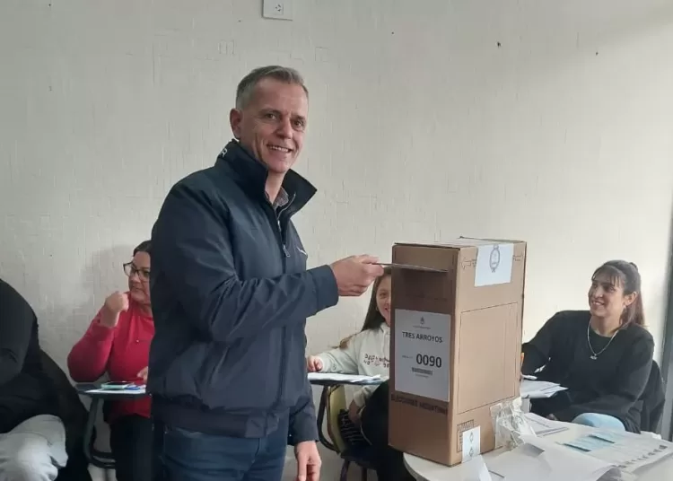 Votó Nickel y pidió que la ciudadanía «concurra a votar a pesar del tiempo»
