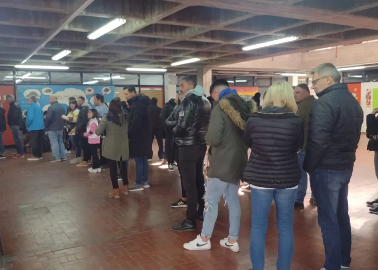 Lentamente, las mesas de votación comenzaron a poblarse y se vieron colas