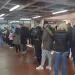 Lentamente, las mesas de votación comenzaron a poblarse y se vieron colas