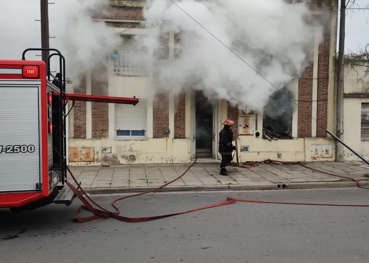 Una familia dormía y se desató un incendio en la zona de Plaza del Árbol