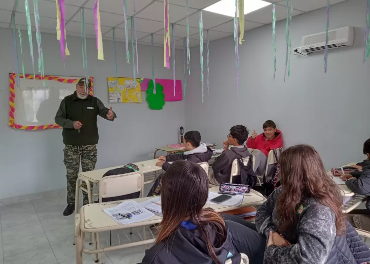 Charla sobre Mascotismo en Escuela Agraria N° 2