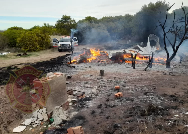 Claromecó: ardió una cabaña en el Salto de Cristian y contuvieron fuego sobre un monte