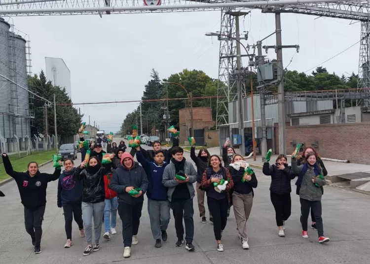 Estudiantes de Claromecó viajaron a la ciudad con el proyecto «Conociendo la Productividad de la Región» acompañados por las docentes