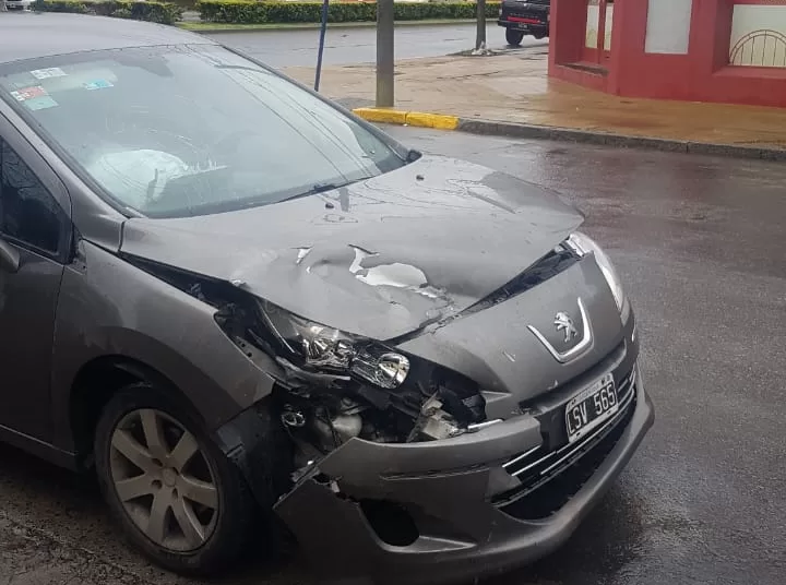 Asfalto mojado, choque asegurado: daños en dos vehículos tras colisión en Belgrano y Mitre
