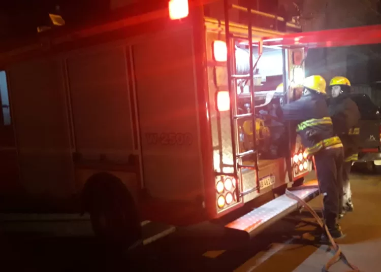 Un auto destruido por completo tras sufrir un incendio