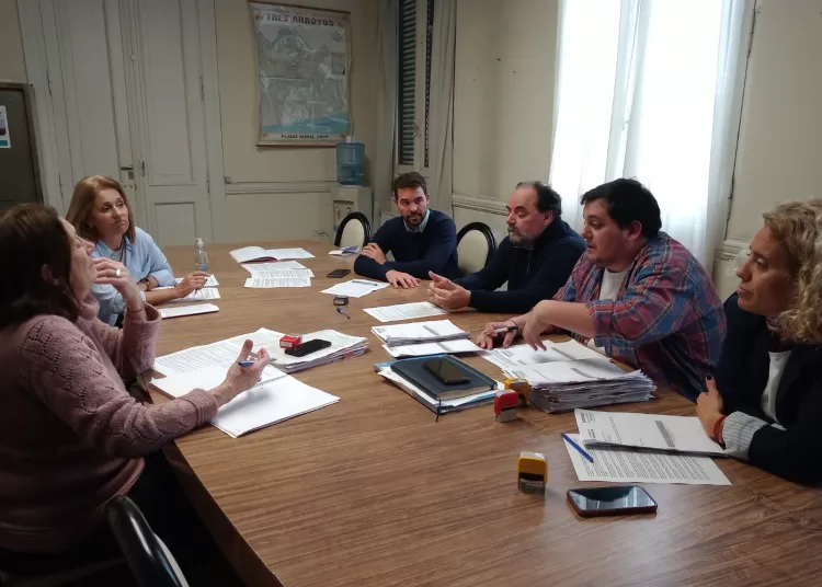 Con cuestionamientos al delegado, analizaron iniciativas referidas a Reta
