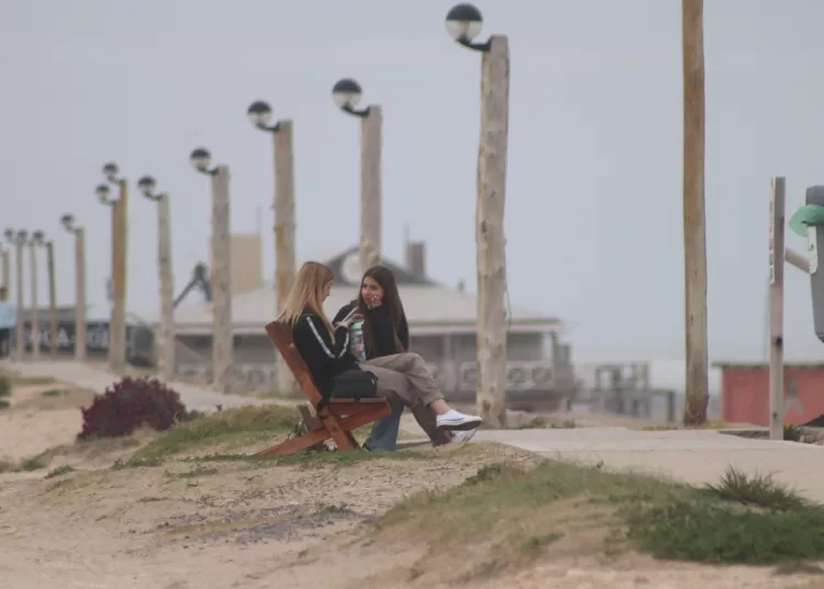 Muchos, pocos, con o sin Sol, los adolescentes coparon Claromecó en la Primavera