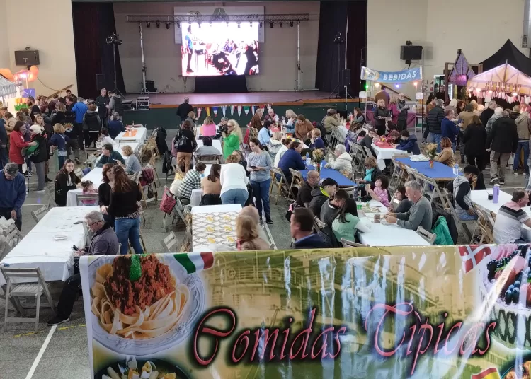 Con los sabores y aromas del mundo, ofrecieron la Feria de Colectividades en la Técnica