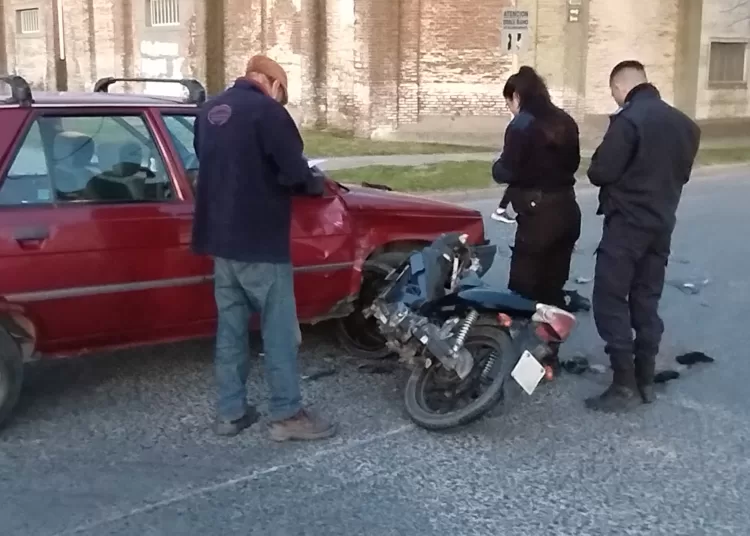 Dos heridos, uno fracturado, tras incrustarse una moto contra un auto