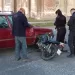 Dos heridos, uno fracturado, tras incrustarse una moto contra un auto