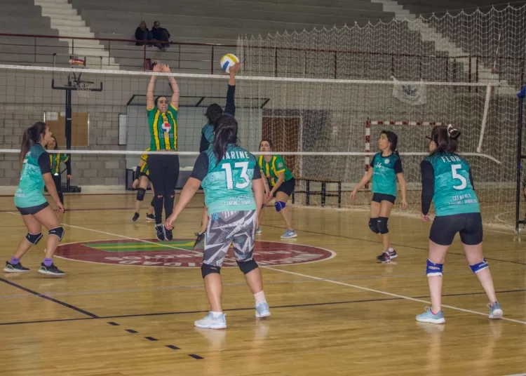 Viernes de vóley en el Polideportivo