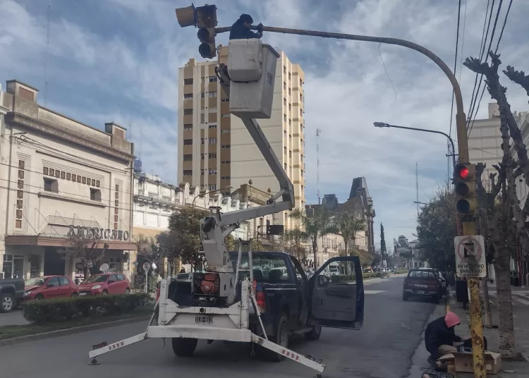 Repararon semáforo averiado en Moreno e Istilart