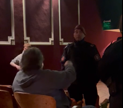 «Hinchar las pelotas no es delito»: un inusual momento en el Tortoni derivó en una intervención policial (videos)
