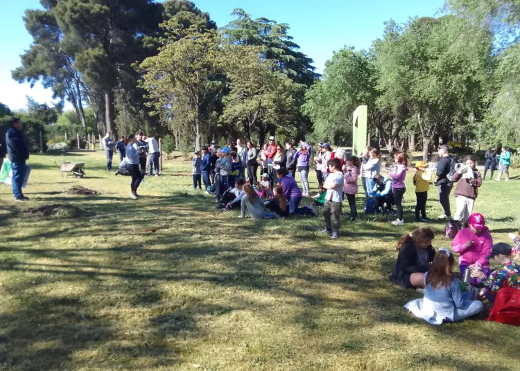 Jornada de forestación en el Parque Cabañas