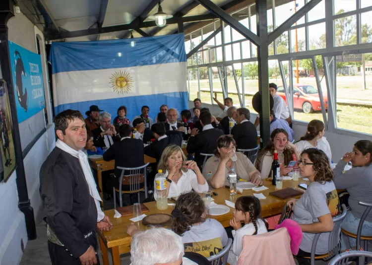 Almuerzo tradicionalista de Entre Asados y Relinchos: un festín de identidad y tradición