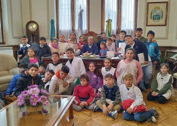 Visita de la Escuela 12 al intendente
