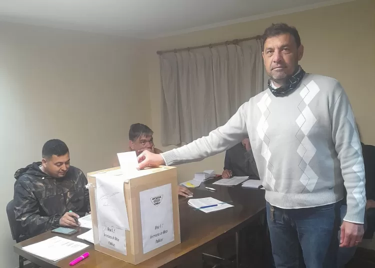 Municipales eligen a su conducción entre dos listas