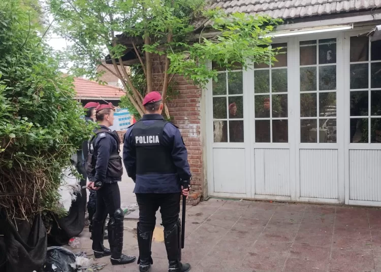 Detuvieron a una pareja y recuperaron elementos robados de un bar