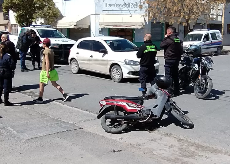 Motociclista herida tras choque en Castelli y Maipú