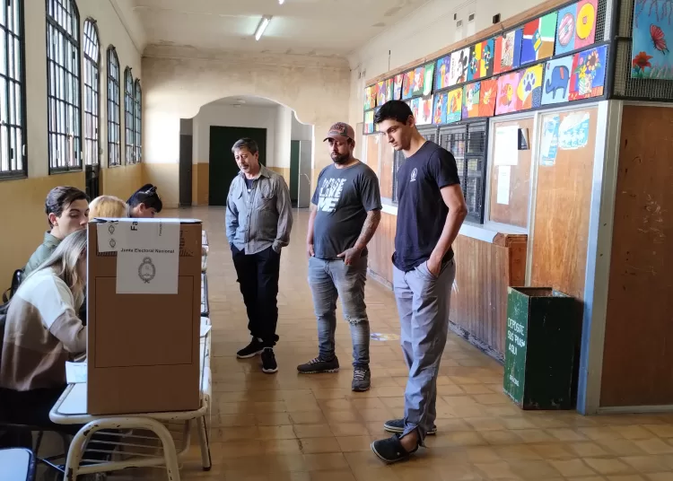 Abrieron los comicios de forma lenta pero ordenada
