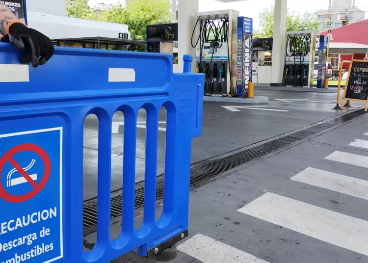 Faltante, cupos y una cuadra y media de cola para conseguir combustible