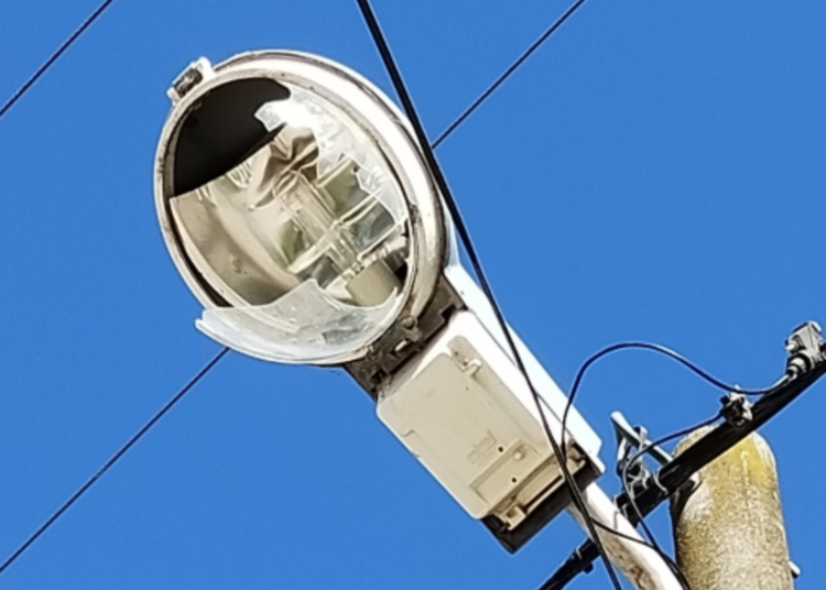 Destruyeron dos farolas de alumbrado público reemplazadas ayer en Unión Sur