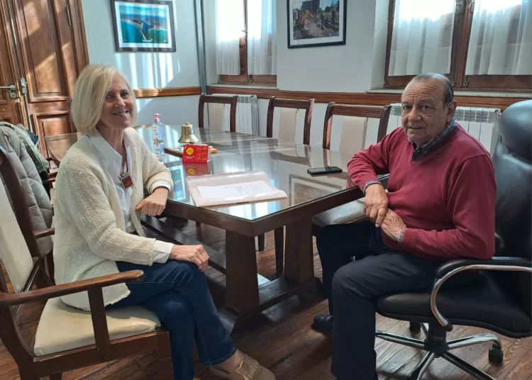 Reunión entre el intendente y la coordinadora del Proyecto MUJTA