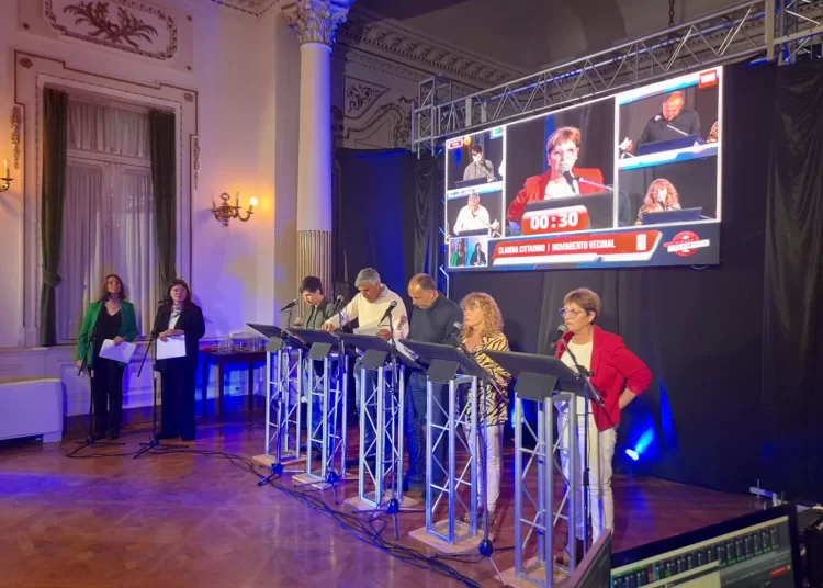 Con cruces de alto voltaje, debatieron los candidatos a intendente en el Salón Blanco municipal