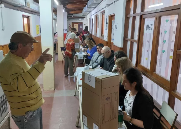 A votar y a la playa: las mesas de votación de Claromecó, colmadas desde temprano