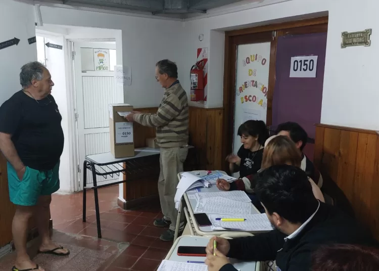 A votar y a la playa: las mesas de votación de Claromecó, colmadas desde temprano