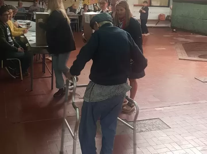 Con casi 90 años, fue a votar y se llevó los aplausos de todos